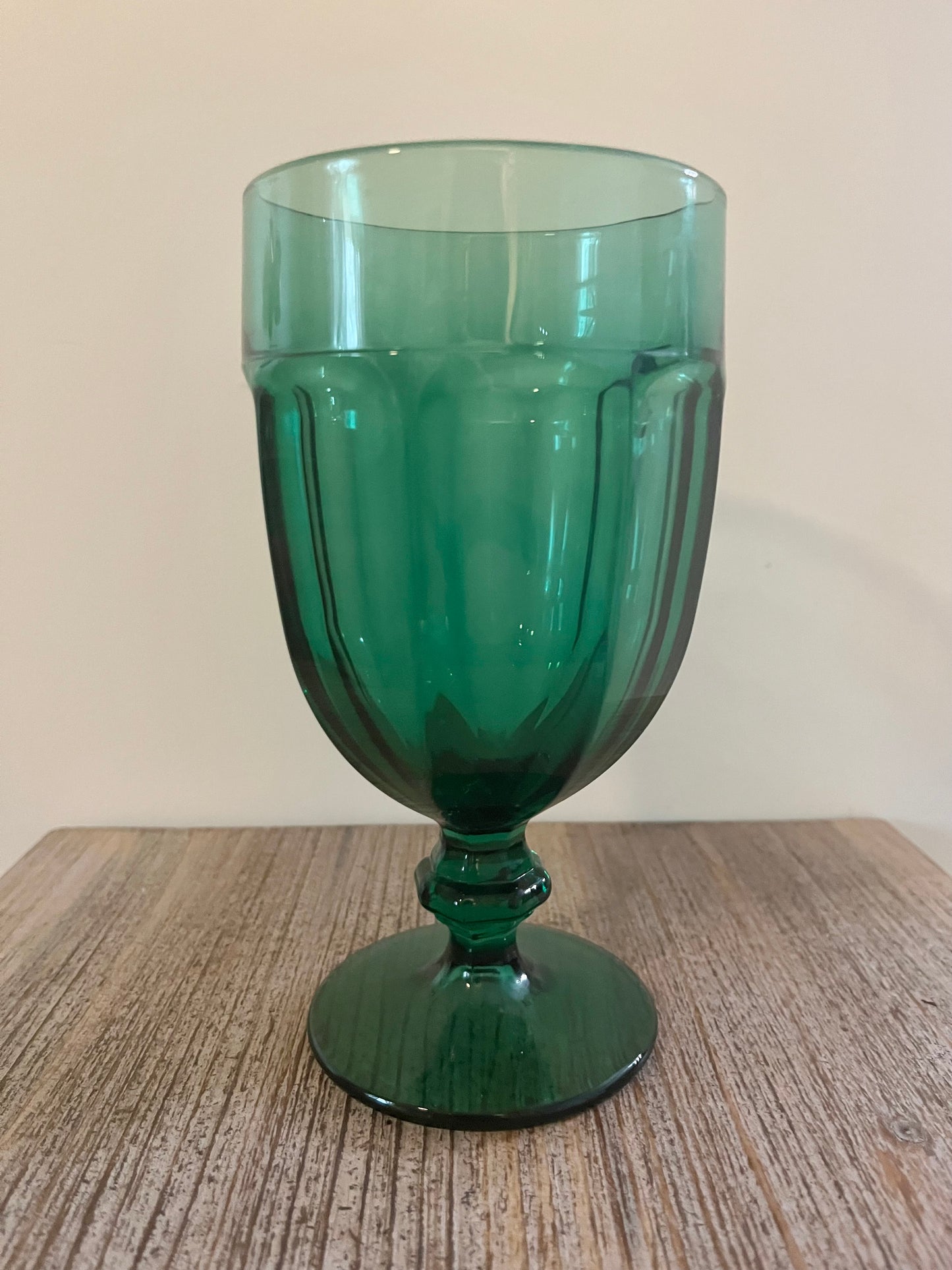PPDFostoriaArgusStemWineGreenGlassesClose Up
