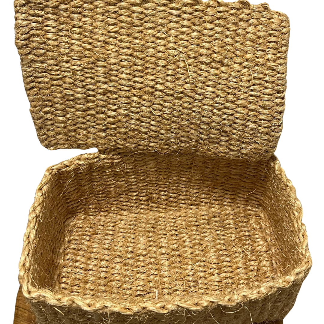 Product straw basket with lid